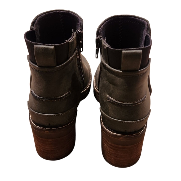 Women’s Size 7 Buckle B52 by Bullboxer Chelsea Lug Gray/Brown Ankle Booties - Picture 4 of 5